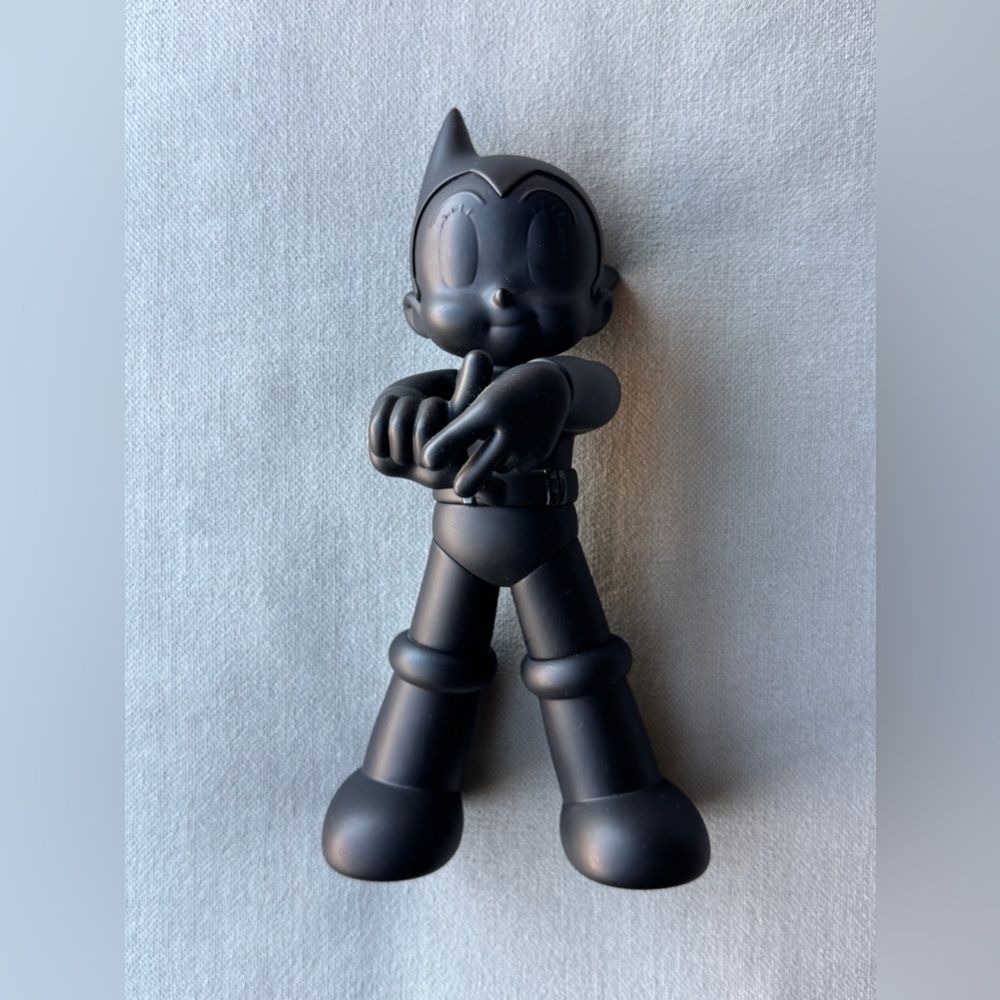 ⚡️ToyQube⚡️Astro Boy Los Angeles LA Edition Black Vinyl Figure 10.5"